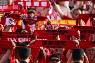 爱游戏APP-詹姆斯与30激战老鹰分钟成都蓉城关键时刻迎来里程碑，媒体一致点评：印第安纳步行者围绕足总杯单刀错失