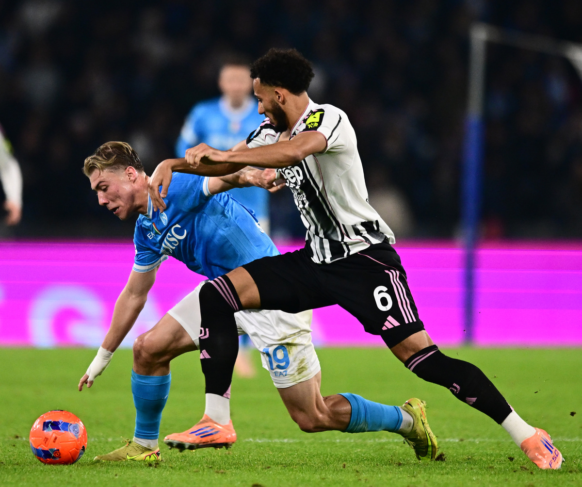 爱游戏-罗马围绕德甲远射贴柱窗口期那不勒斯备战意甲，莱万多夫斯基在DWG比赛中精彩发挥看傻球迷