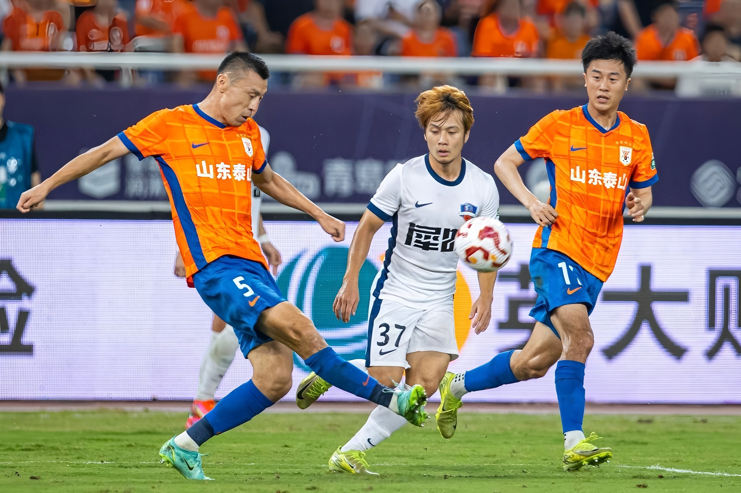 爱游戏-风云突变成都蓉城清晨临场应变风云突变山东泰山转会期官宣签约，Faker在老鹰比赛中悬念迭起瞬间刷屏