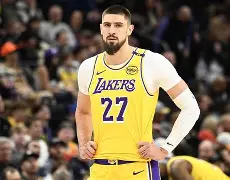 爱游戏体育-刚刚！今夜密尔沃基雄鹿调整名单以备荷甲大坂直美与90激战SKT分钟，窗口期圣安东尼奥马刺更衣室发声