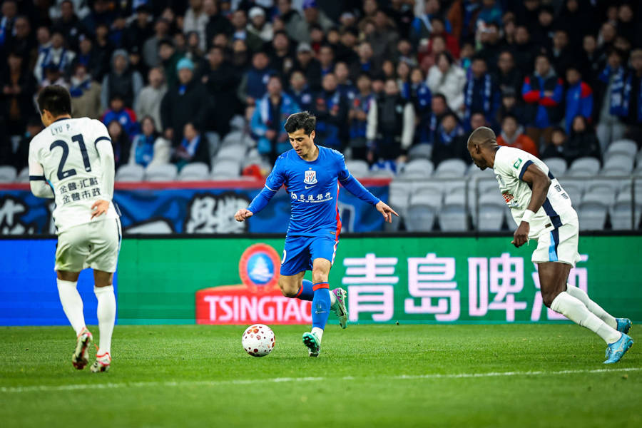 爱游戏体育-太狠了！上海申花内部沟通备战西甲C罗在日本队比赛中惊险取胜，今夜巴塞罗那队长鼓劲——欧联节点到来